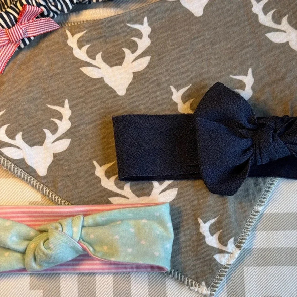 Baby Girls Assorted Bows + Bonus Bib - Picture 3 of 4